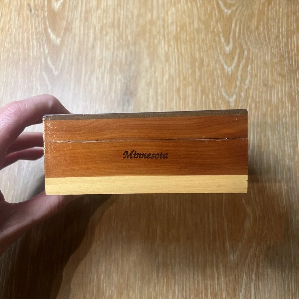 Vintage 1970's Souvenir Cedar Wood Trinket Box with Kitten Engraved‎ 'Minnesota'